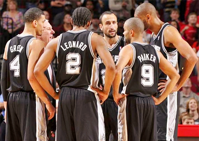 这些明星，两边死对头的球衣都有……（这些明星，把宿敌双方的球衣都集齐了）