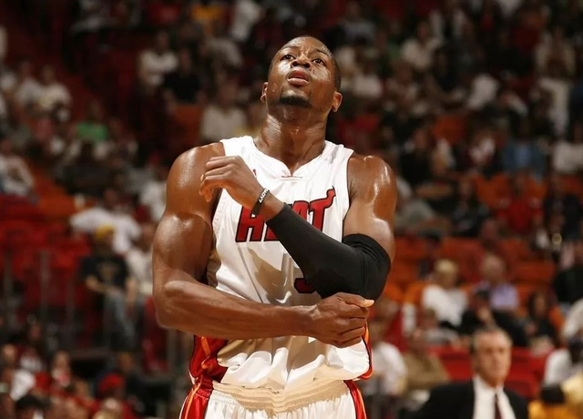 TA：因现代足球重视边路与攻防转换，菱形中场阵型已几乎绝迹（TA：当代足球崇尚边路与攻防转换，菱形中场几近消失）