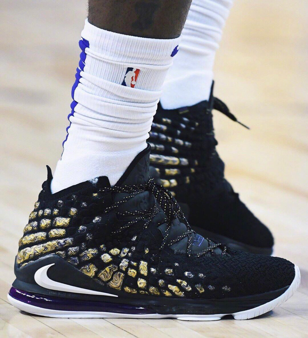 逆足双飞翼齐闪光！国米2500万先生3战逆袭，从水货逆袭球迷宠儿（逆足双翼同耀！国米2500万引援三战爆发，甩掉水货成球迷新宠）