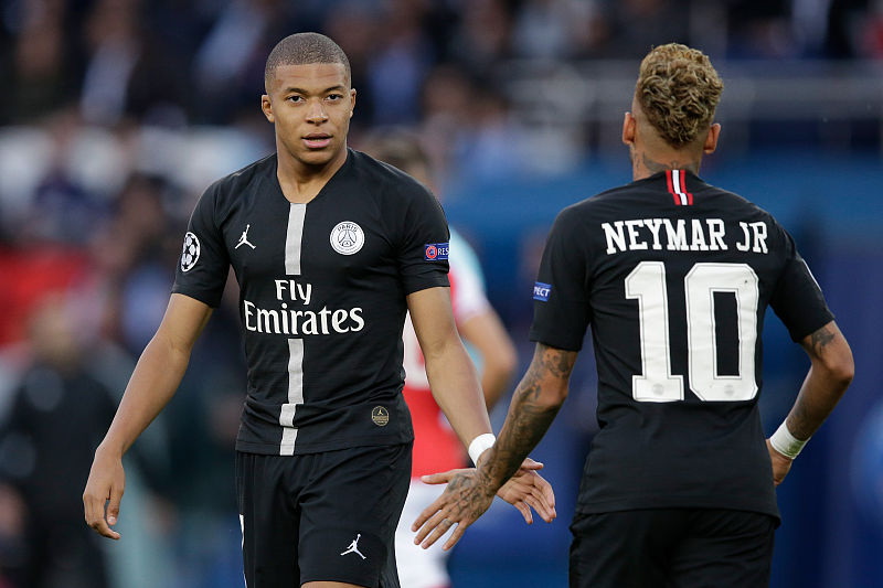 篮球勇士教练组进行临场换人调整收好效果