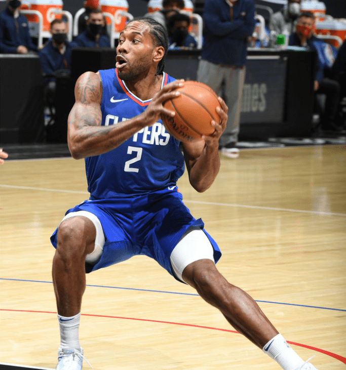 上海海港实现中超三连冠，为中国顶级联赛历史第三队（上海海港加冕中超三连冠，成中国顶级联赛史上第三支三连冠球队）